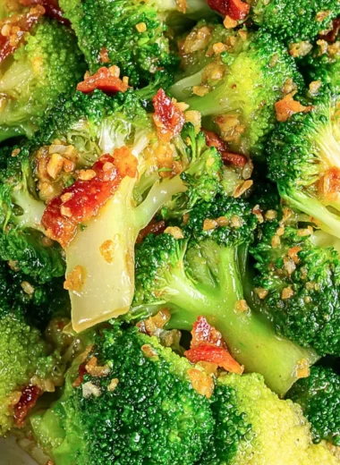 Asian broccoli with garlic sauce and crispy bacon dish