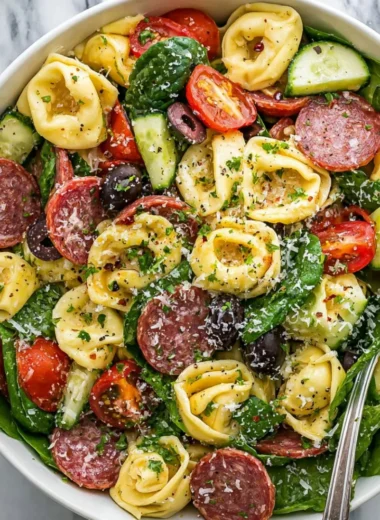 Colorful tortellini salad with fresh vegetables and dressing
