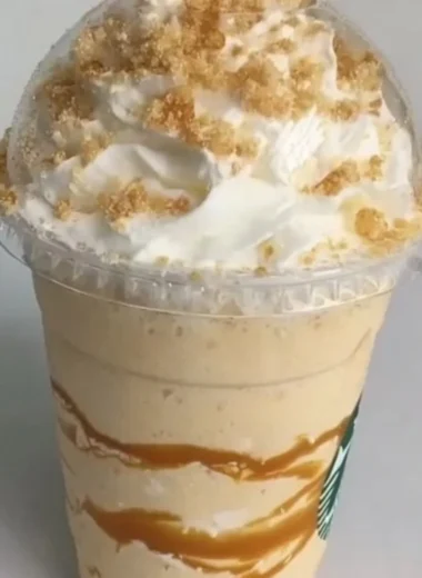 Starbucks Grande Caramel Ribbon Crunch Cream drink from TikTok @foodies247