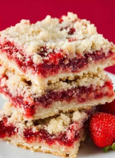 Delicious Strawberry Crumb Bars with fresh strawberries and crumb topping