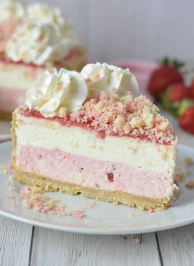Delicious Strawberry Crunch Cheesecake with fresh strawberries and crispy topping